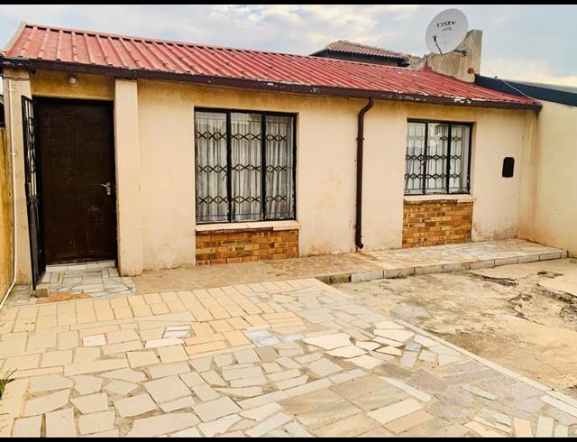 2 BEDROOM FREESTANDING FOR SALE IN TSAKANE EXT 11